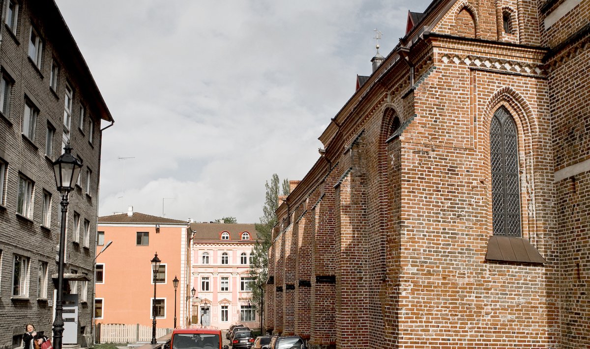 Ajalooline Tartu Jaani kirik ja selle kõrval asuv paneelmaja