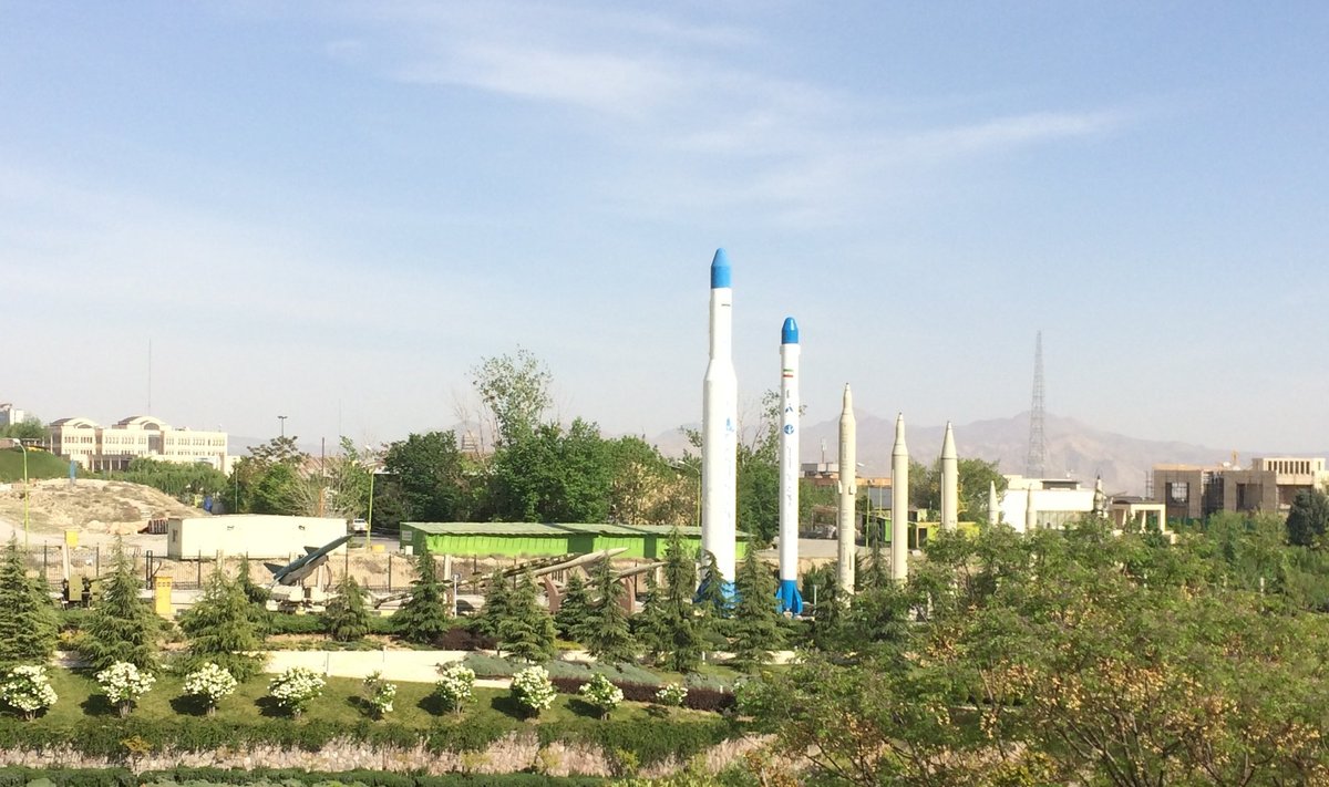 Püha Kaitse muuseumi pargis kõrguvad üle puude raketid, Iraani toodang.