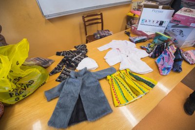 Tartu Descartes'i kooli õpilaste valmistatud riided Waldorflasteaia lastele