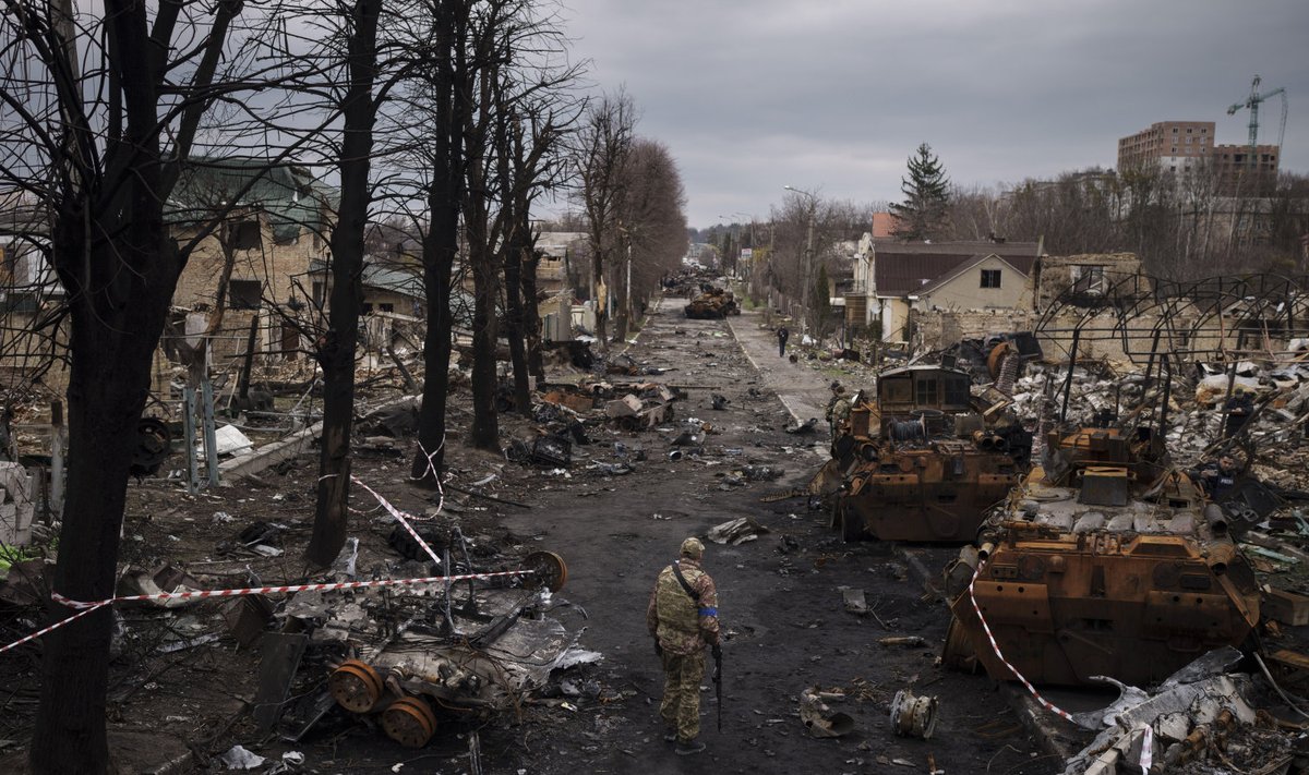 Ukraina sõdur hävitatud vene tankide keskel. Foto tehtud 6. aprillil 2022