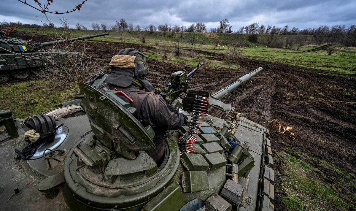 ETTEVALMISTUSED KEVADEKS: Ukraina sõdur tankiüksuse väljaõppel.