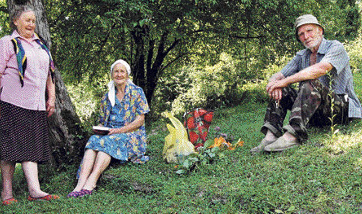 Abhaasia. Sulevi küla. Lilli Angelstok (vasakult), Agnessa Rõuk ja Jaan Rõuk puhkavad Sulevi surnuaia ees põndakul vilus.