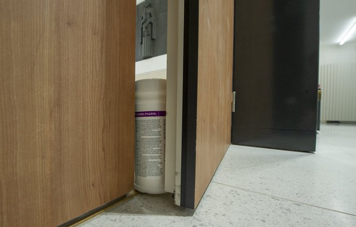 NII PALJU SIIS TÕHUSAST VENTILATSIOONIST: Purki kasutatakse Harju maakohtu suurima istungisaali nr 2012 ukse praokil hoidmiseks, et tagada istungite ajal koroonaviiruse ohtu vähendav õhuvahetus. Kuigi 2018. aastal avatud kohtuhoone ehitus maksis 35 miljonit eurot, ei saada täna plastpurgita hakkama.