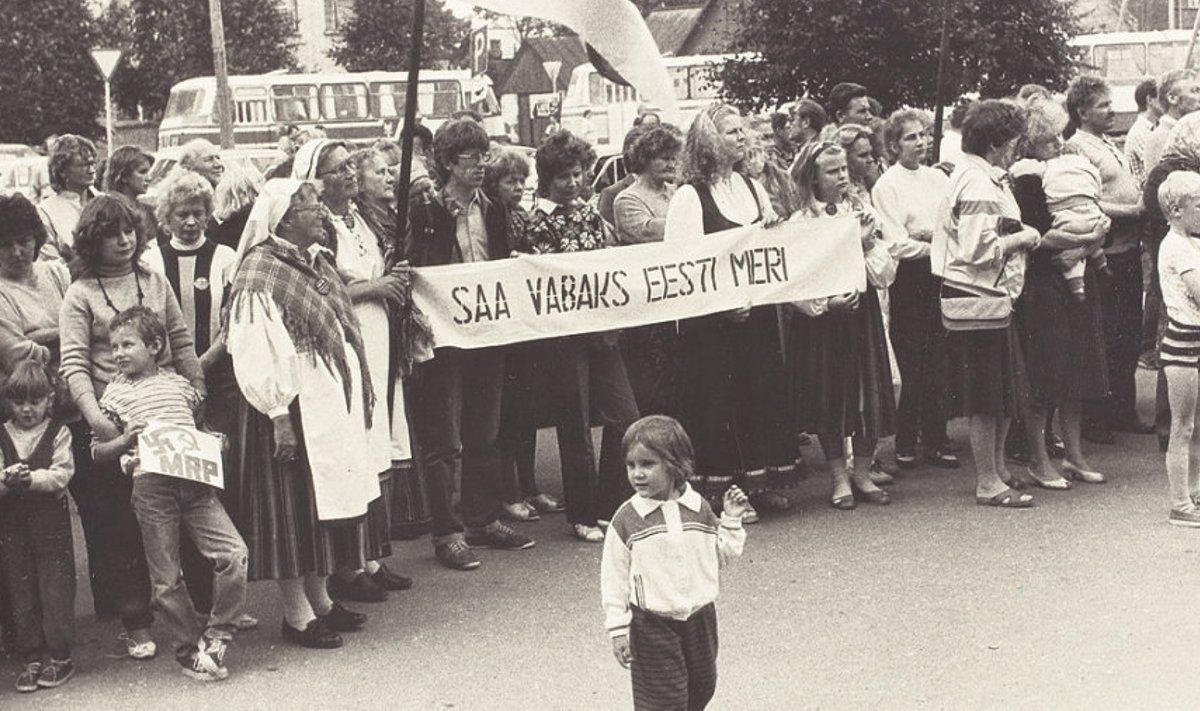Miiting Tapa keskväljakul  Balti ketti mineku eel  23. augustil 1989.