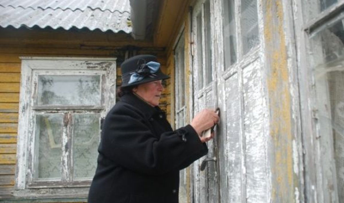 Kohalik elanik Galina Vohmjanina näitab surnud hingede elupaigana tuntud tondilossi Vasknarva 22. 