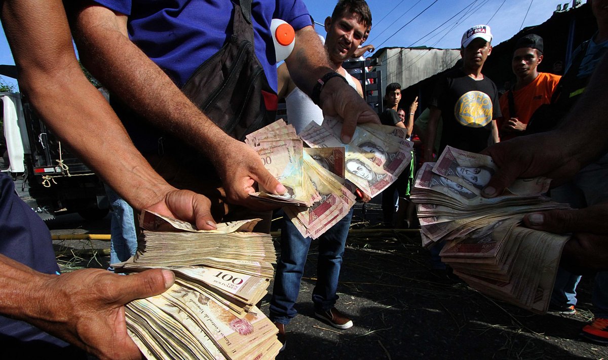 Venezuelalastel on külluses kehtetuks tunnistatud 100-boliivarisi rahatähti. Mustal turul maksis 100-boliivarine kaks USA senti.