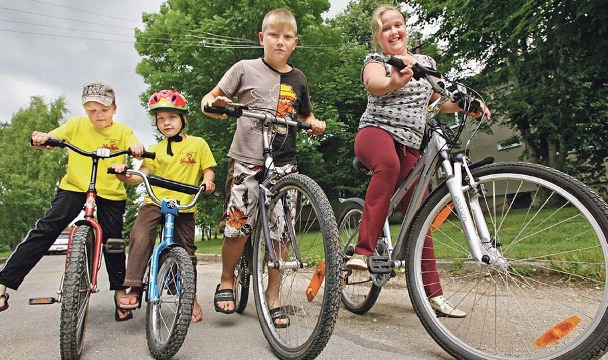 Tabivere lapsed jalgratastel: Mihkel Vahtra (5), Marite Reinesberg (5), Mairo   Natus (11) ja Maarja Pärli (11).