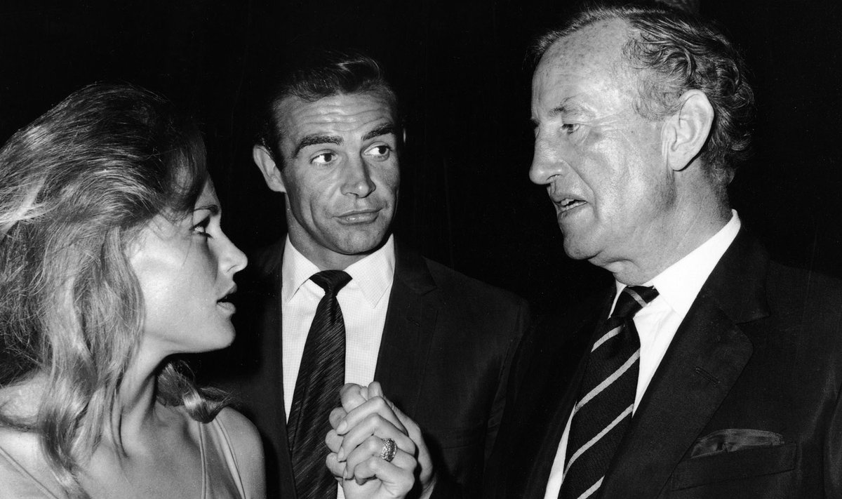 Bondi-tüdruk Ursula Andress, legendaarne Sean Connery ja Bondi-lugude autor Ian Fleming filmi „Dr. No” (1962) võtetel.