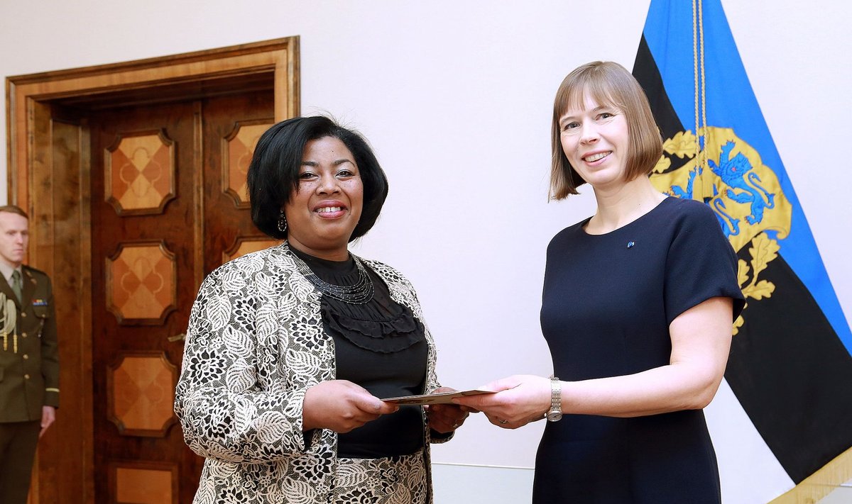 President Kersti Kaljulaidile andis oma volikirja üle Lõuna-Aafrika Vabariigi suursaadik Carmen Jolene Smidt