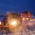 FOTOD: lumevangis autot aidanud päästjad jäid ise lumme kinni
