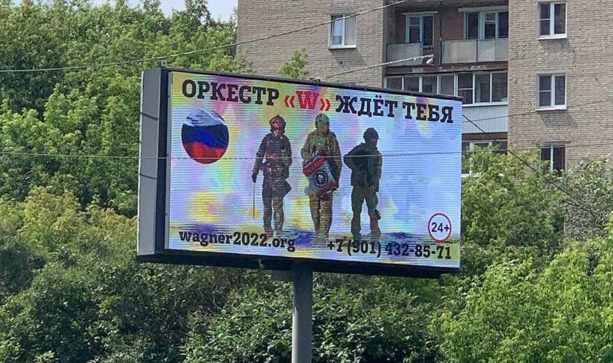 „Orkester „W“ ootab sind,“ ärgitab Jekaterinburgi tänaval asuv plakat venelasi Ukrainasse sõdima minema.