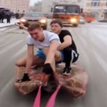 VIDEO | Idioodid või võlurid? Nižni Novgorodi noored täkud sidusid auto külge vaiba ja perutasid sellega mööda linna ringi