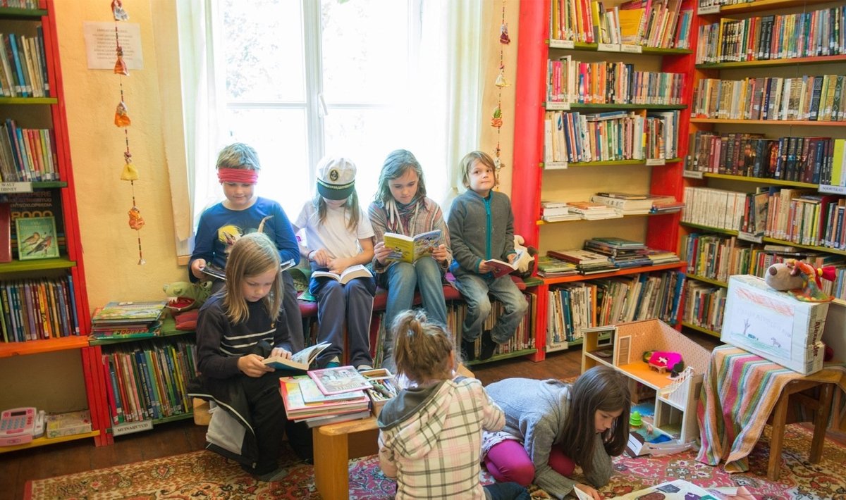 Lapslugejad Võrumaal Sänna mõisa rajatud raamatukogus
