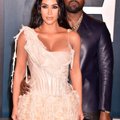FOTO | Ei hakkagi lahutama!? Kim Kardashian ilmus Kanye Westi kontserdile pulmakleidis