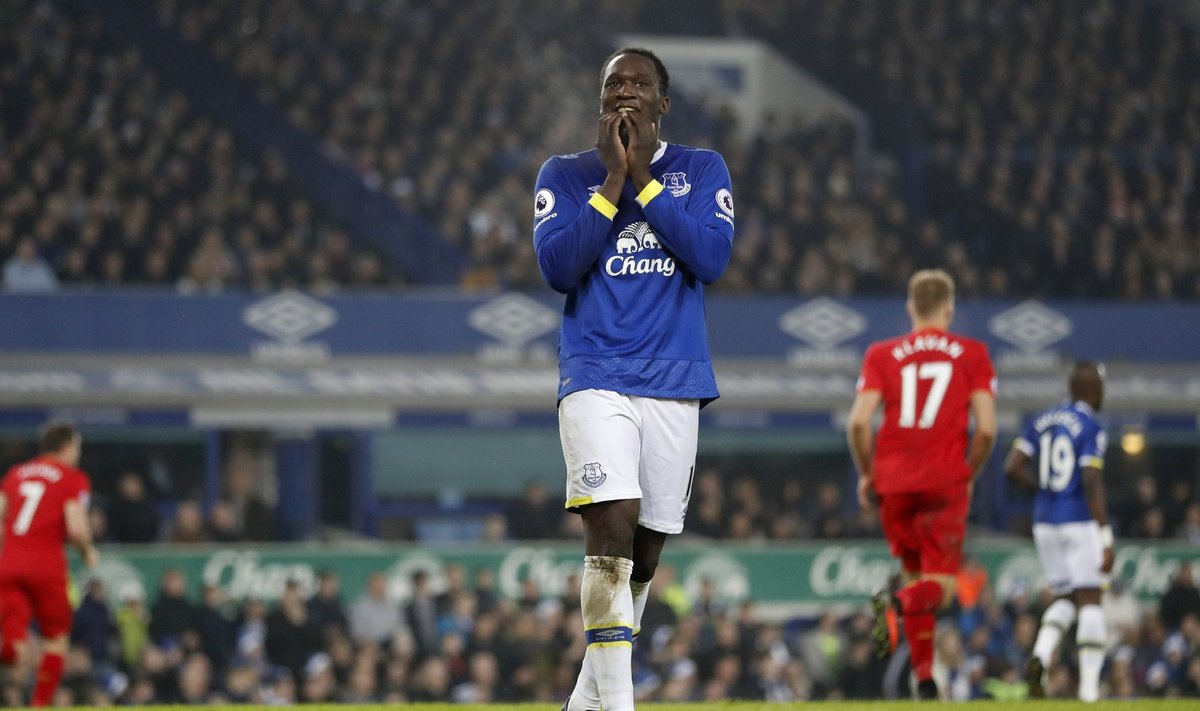 Everton's Romelu Lukaku looks dejected after missing a chance to score