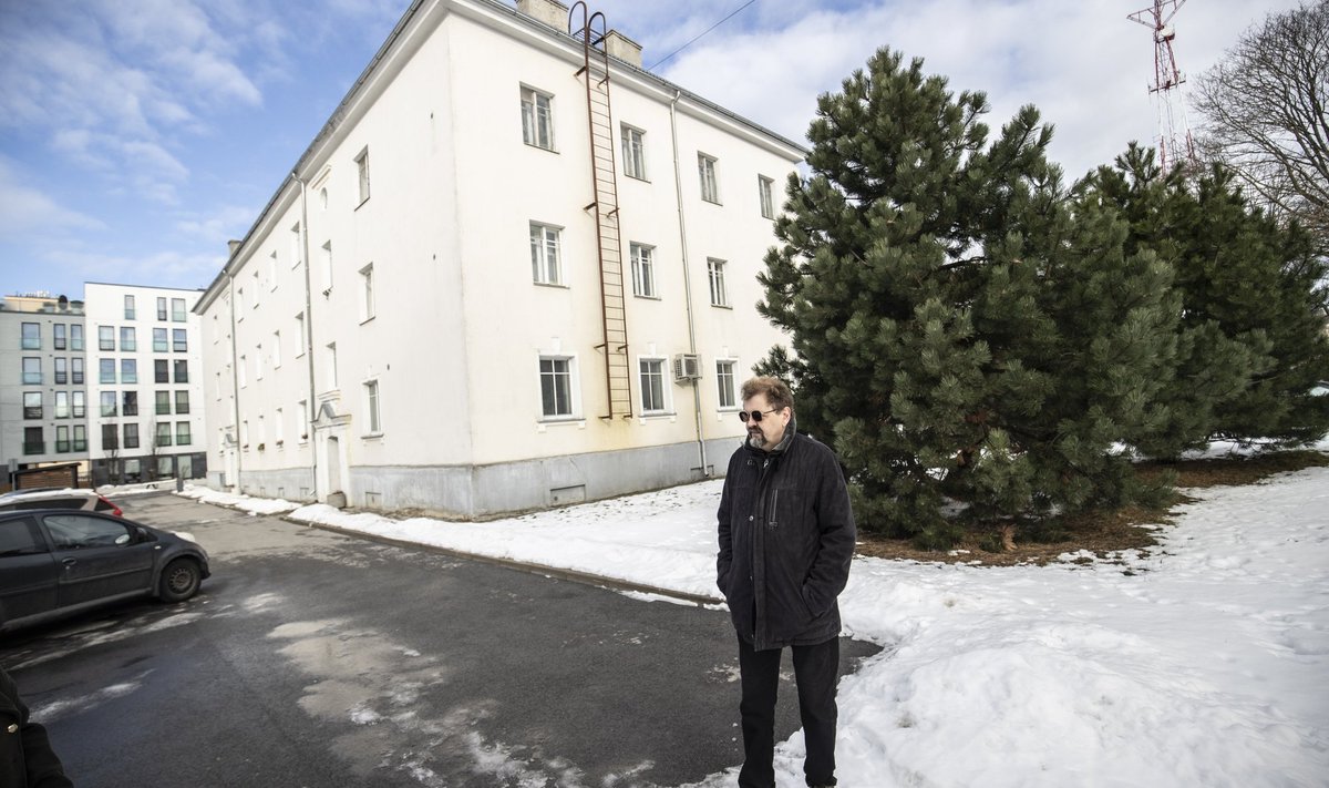 „Siit läbi sõita ei tohi,“ tutvustab Paul Tammert sündmuskohta. Temast vasakule jääb Läänemaja teejupp, mille kasutamine on naabritele keelatud.