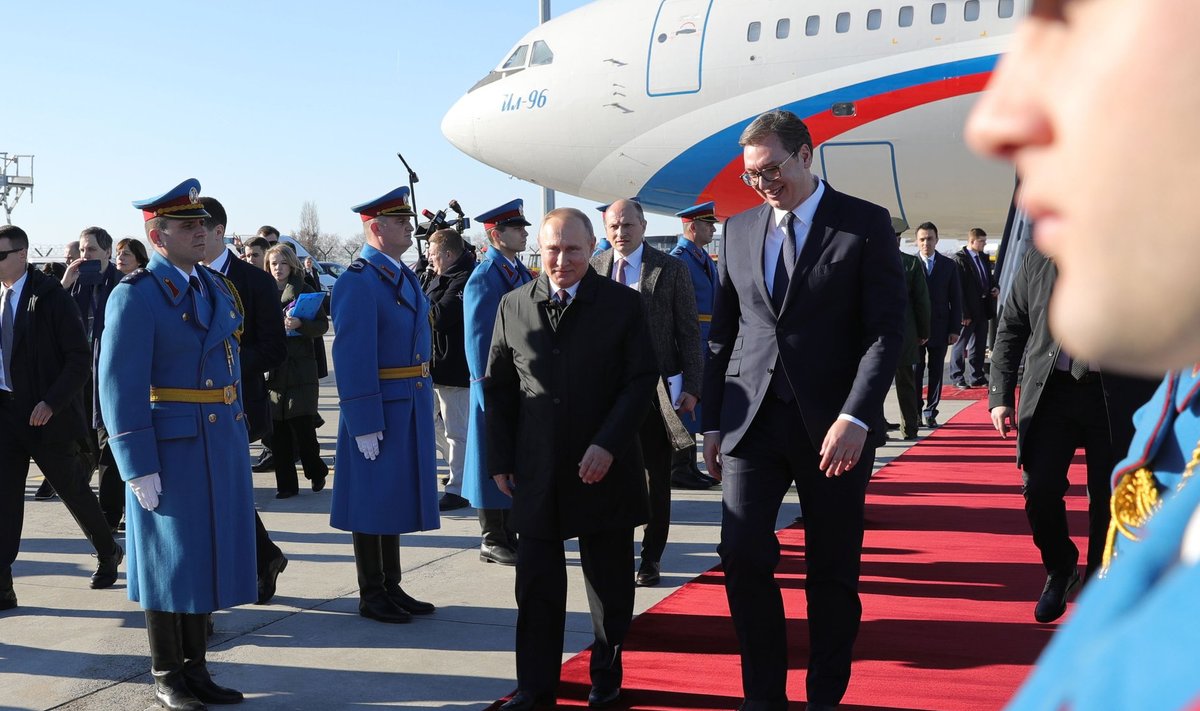 Serbia riigipea Aleksandar Vučić tervitas Venemaa riigipead Vladimir Putinit laia naeratusega.