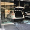 VIDEO | Rahulolematu klient sõitis Porschega autosalongi seina puruks
