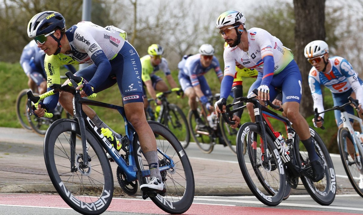 Madis Mihkels (vasakul) võib Giro d'Italia esimese osaga rahule jääda.