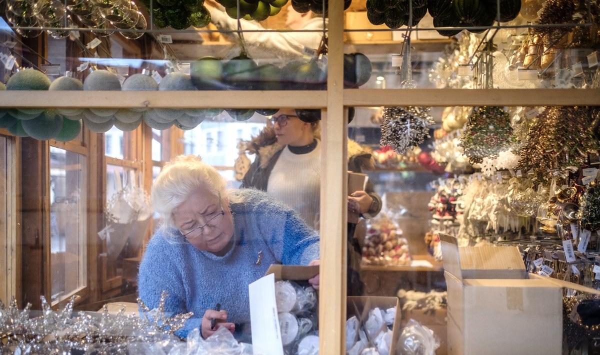 Jõuluturu ettevalmistused Tallinna Raekoja platsil