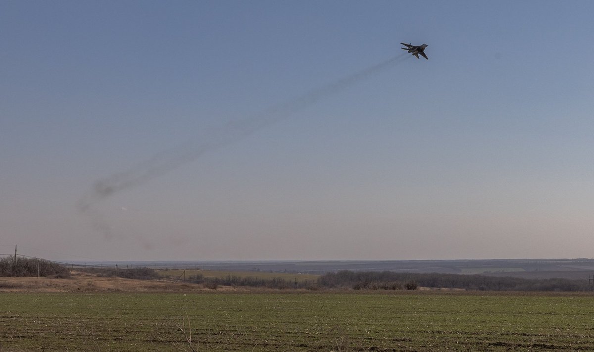 Украинский истребитель МиГ-29 пролетает над Донецкой областью.
