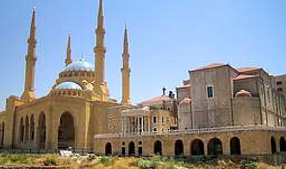 Lähis-Ida religioonide võimuvõitlus: Beiruti kesklinnas laiutab kujuka illustratsioonina vana kristliku katedraali kõrval verivärske mošee, nagu meil Nevski katedraal Toompea lossi vastas. Urmas V?ljaots