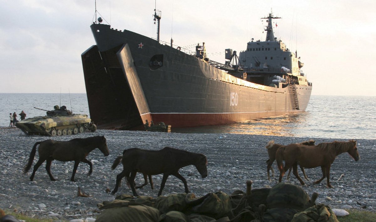 Hobused mööduvad Venemaa mereväe laevast Abhaasias Suhhumi lähedal mullu augustis pärast sõda.