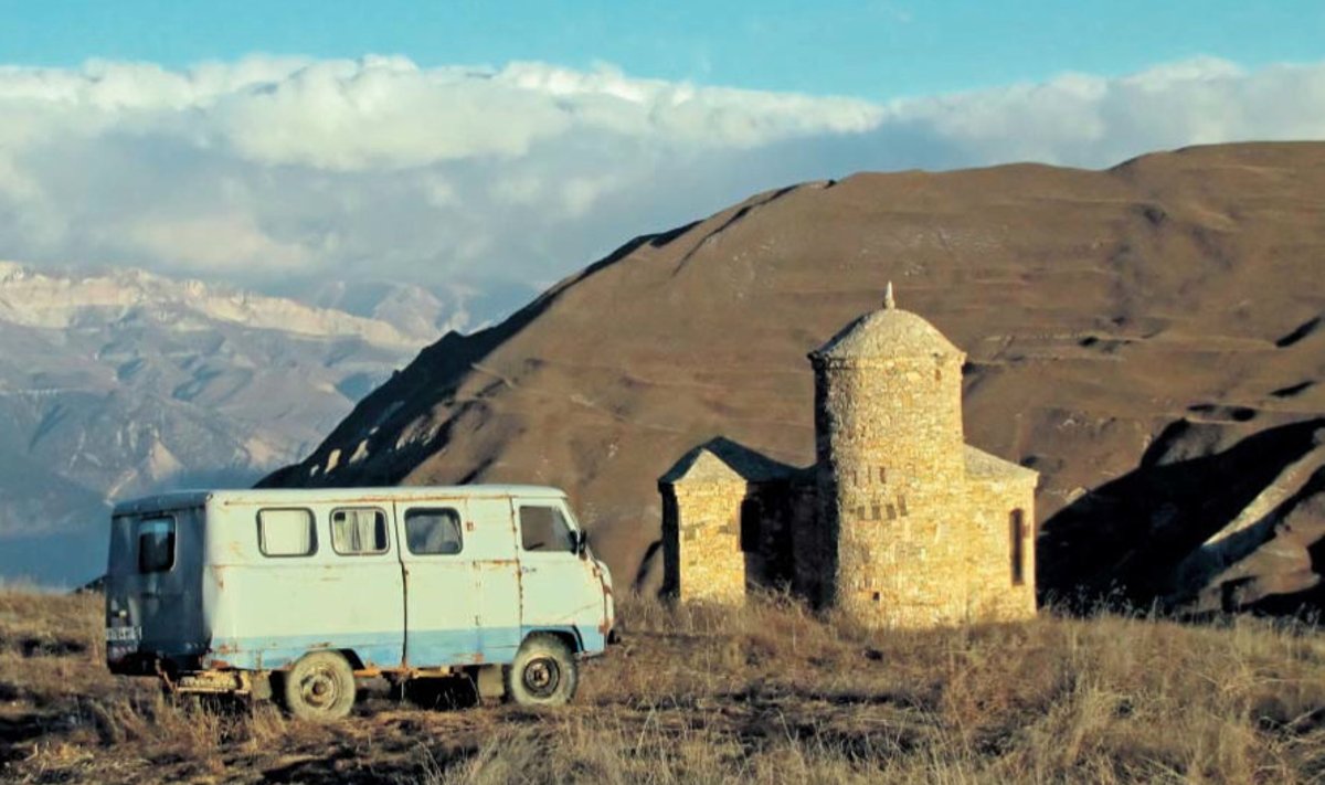 Matlass: uus mošee, 
vana UAZ-buss ja iidsed 
Kaukasuse mäed.