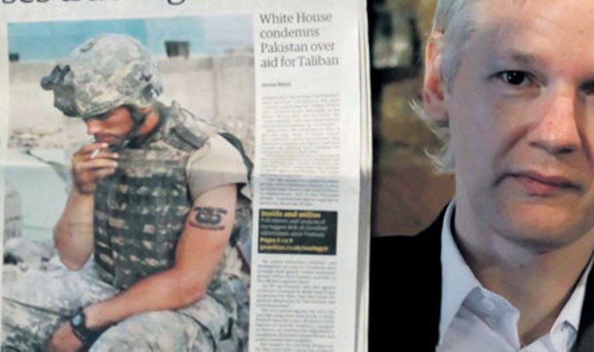Julian Assange näitab juulikuist ajalehte Guardian, kus ilmus Wikileaksi avaldatud dokumentide põhjal ühena paljudest artikkel „Salatoimikute ulatuslik leke paljastab tõelise Afganistani sõja”.