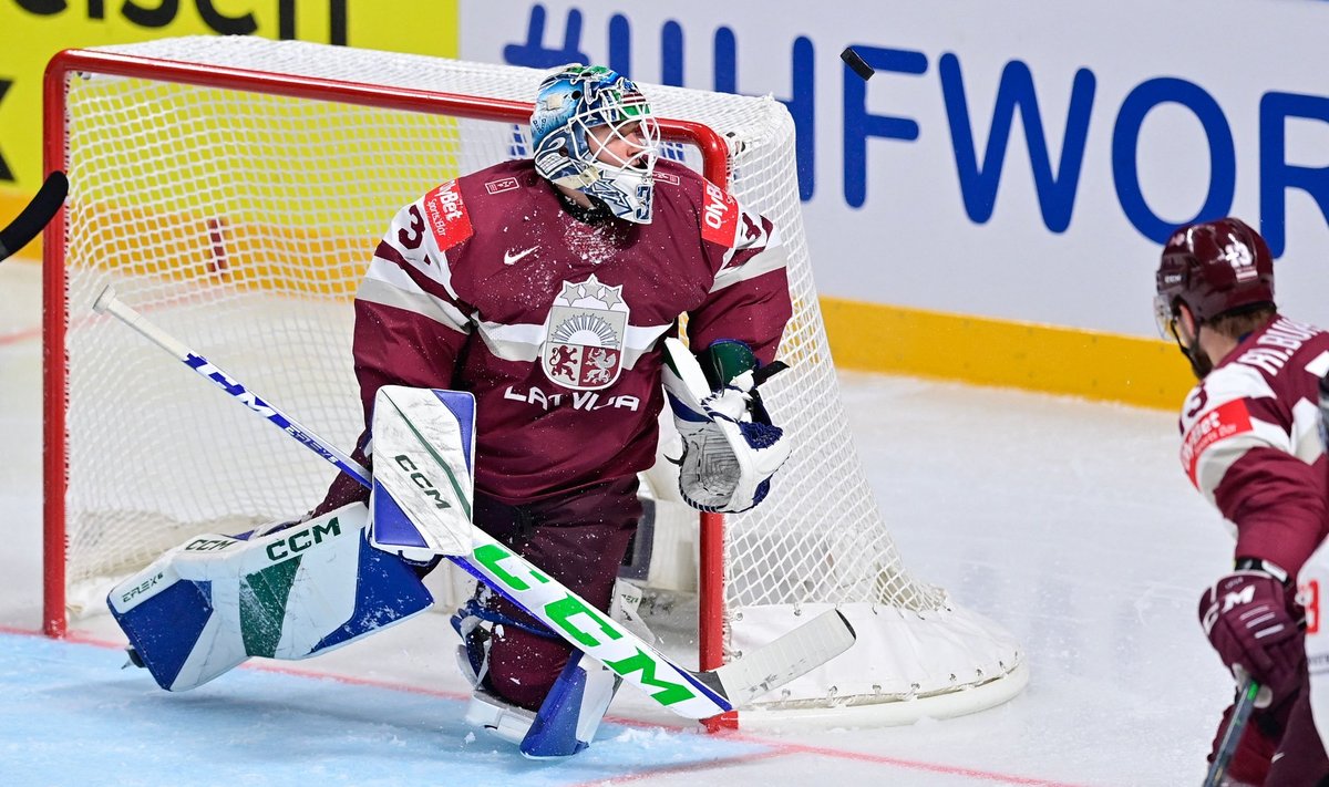 Латвийский вратарь Артурс Силовс в игре против Канады