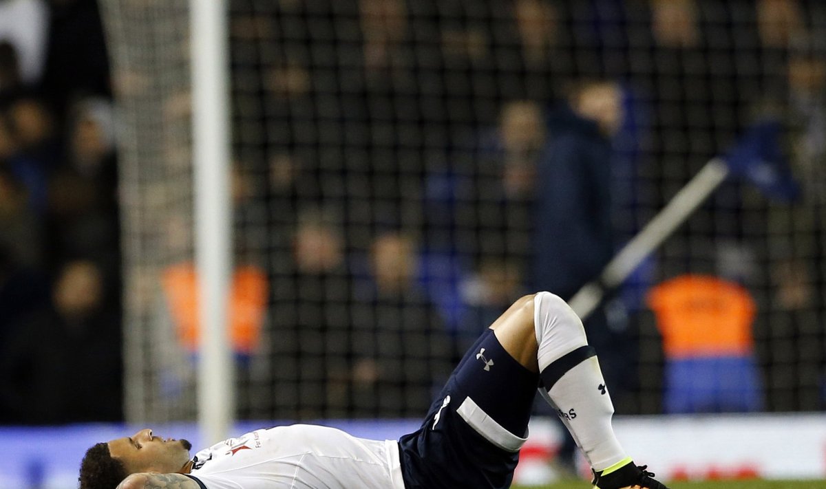 Tottenhami kaitsja Kyle Walker langes pärast lõpuvilet pettunult murule.