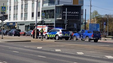 Autojuht sõitis Tallinnas foorikatkestuse ajal jalakäijale otsa