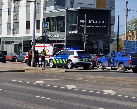 Autojuht sõitis Tallinnas foorikatkestuse ajal jalakäijale otsa