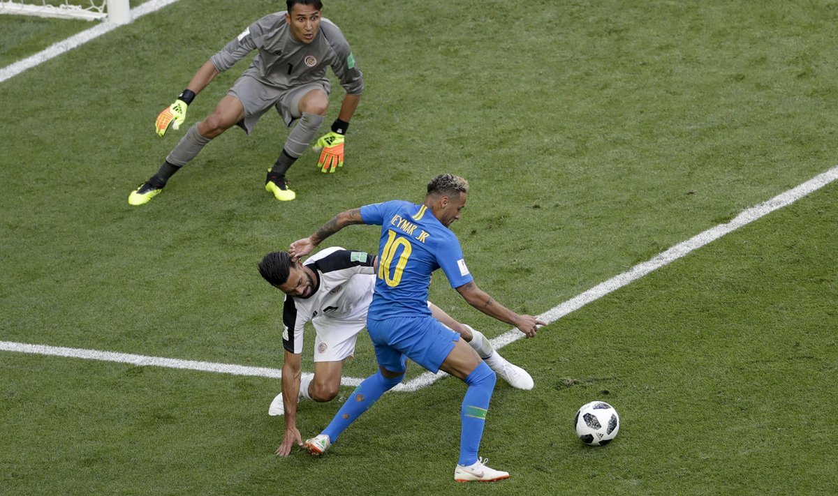Neymar otsustas selles olukorras palli väravasse löömise asemel end pikali visata.
