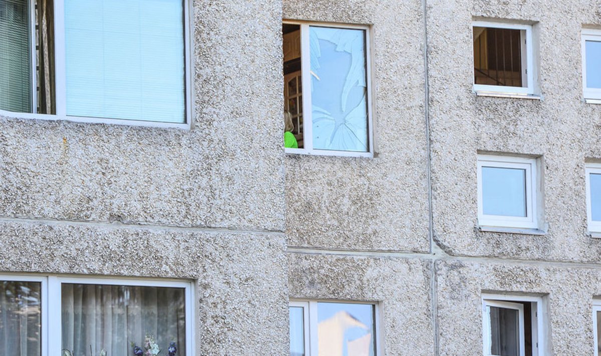 Kannatada saanud korteri aken Paekaare 40. Samas majas toimus kuu aega tagasi mõrv.