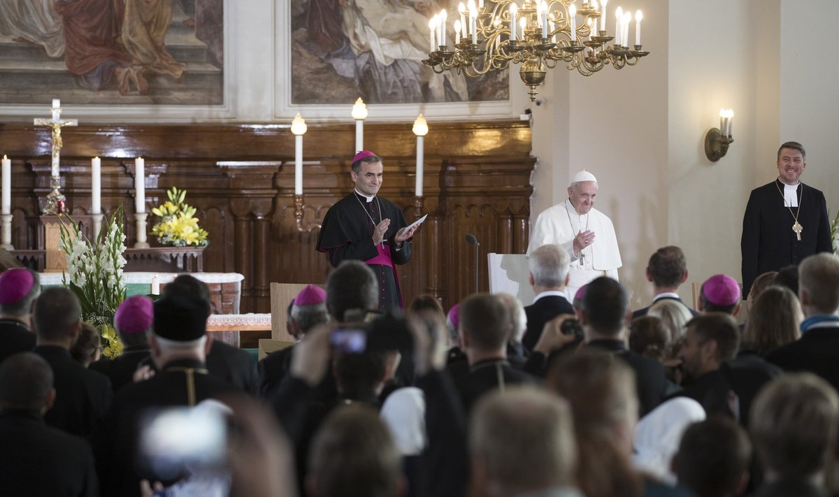 Oikumeeniline noortekohtumine Kaarli kirikus. Paavst Franciscus (keskel), EELK peapiiskop Urmas Viilma (paremal) ja roomakatoliku kiriku piiskop Eestis Philippe Jourdan (vasakul).