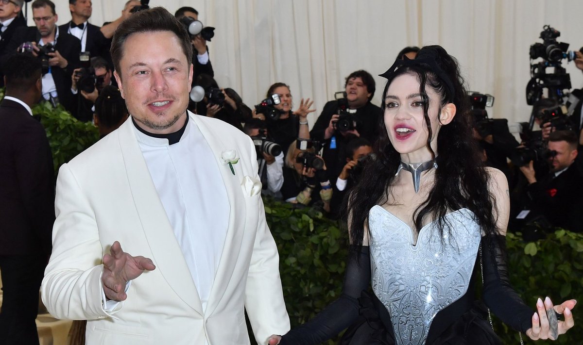 Elon Musk koos oma teise abikaasa, laulja Grimesiga.