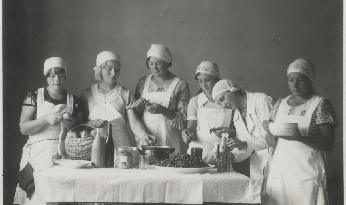 Võnnu täienduskool valmistab 1930ndatel näituse jaoks hoidiseid.