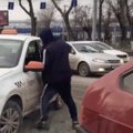 ВИДЕО | В России таксист-частник разбил окна автомобиля ”Яндекс.Такси”