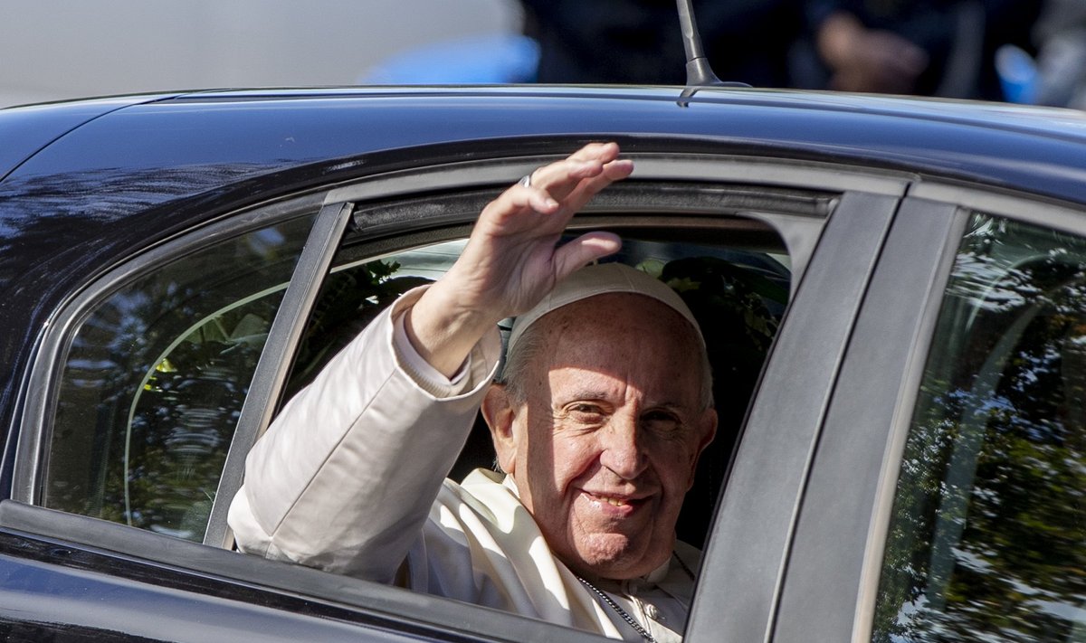 Paavst Franciscus Pirital ja lahkumas