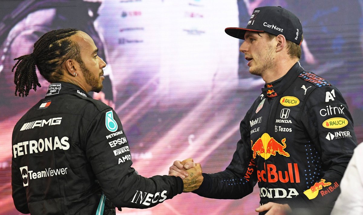 Lewis Hamilton õnnitleb värsket maailmameistrit Max Verstappenit.