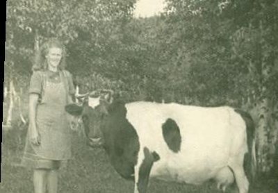 Ema koos meie lehmaga, kelle nimi oli Marusja.