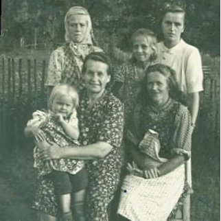 Sellel pildil oleme koos Vederiku perega. Tagumises reas seisan mina, vanem õde Reet ja süles on Siberis sündinud õde Anne.