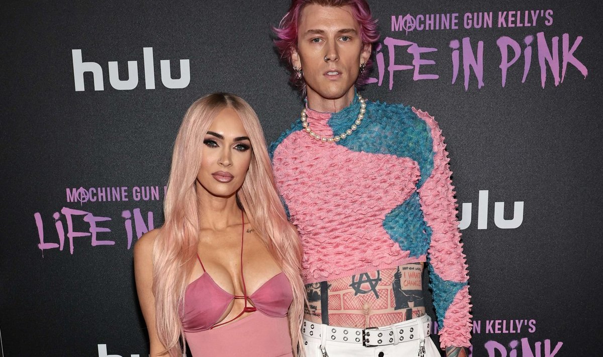 Megan Fox ja Machine Gun Kelly justkui päriselu Barbie ja Ken. Mõlemad kandsid Londonis tegutsevate disainerite loomingut. Megan Nensi Dojaka liibuvat kleiti ja Machine Gun Kelly meomaailma tõusva tähe Chet Lo rõivakomplekti.