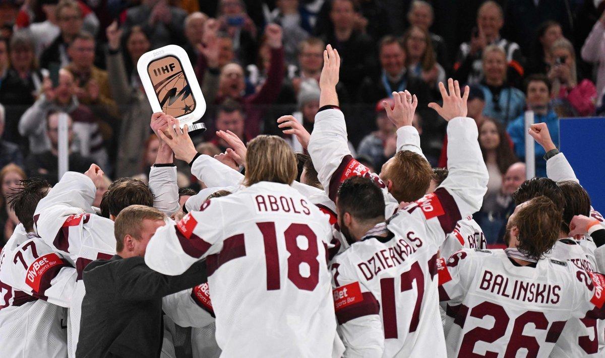 Латвийские хоккеисты празднуют историческую медаль чемпионата мира.