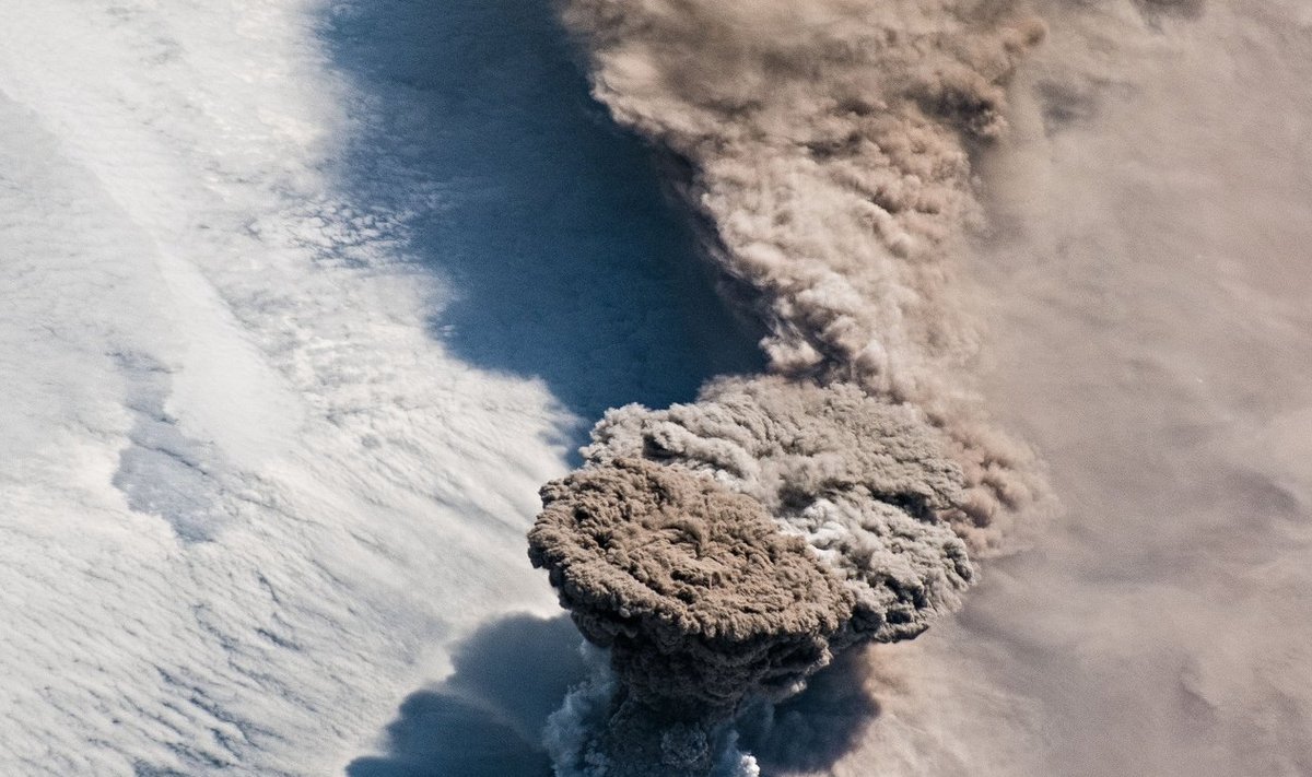 Raikoke vulkaanist tõusev tuhasammas