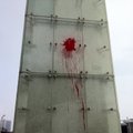 ФОТО и ВИДЕО: В Таллинне красной краской испачкали Крест Свободы