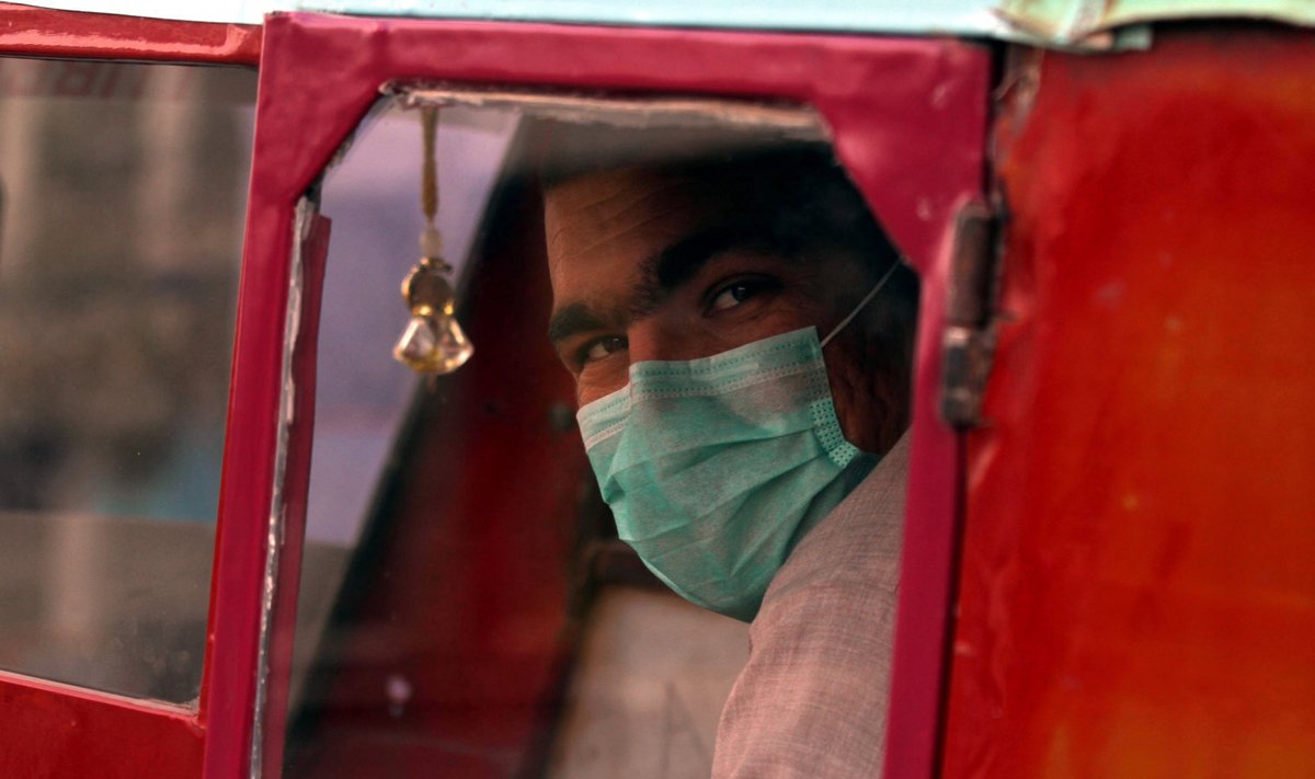 Afgaani mees kannab enda kaitsmiseks arstimaski. Esimene koroonaviirusega nakatunu avastati Afganistanis üleeile. (Foto: EPA / Scanpix)