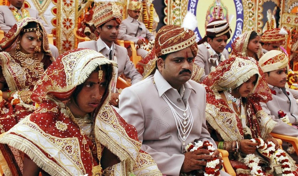 Hindu brides and grooms wait to garland each other during a mass wedding ceremony in the northern Indian city of Mathura January 31, 2009. The ceremony was organised by an organisation for 26 financially poor Hindu couples on the occasion of the festival of "Basant Panchami". REUTERS/K.K. Arora (INDIA)