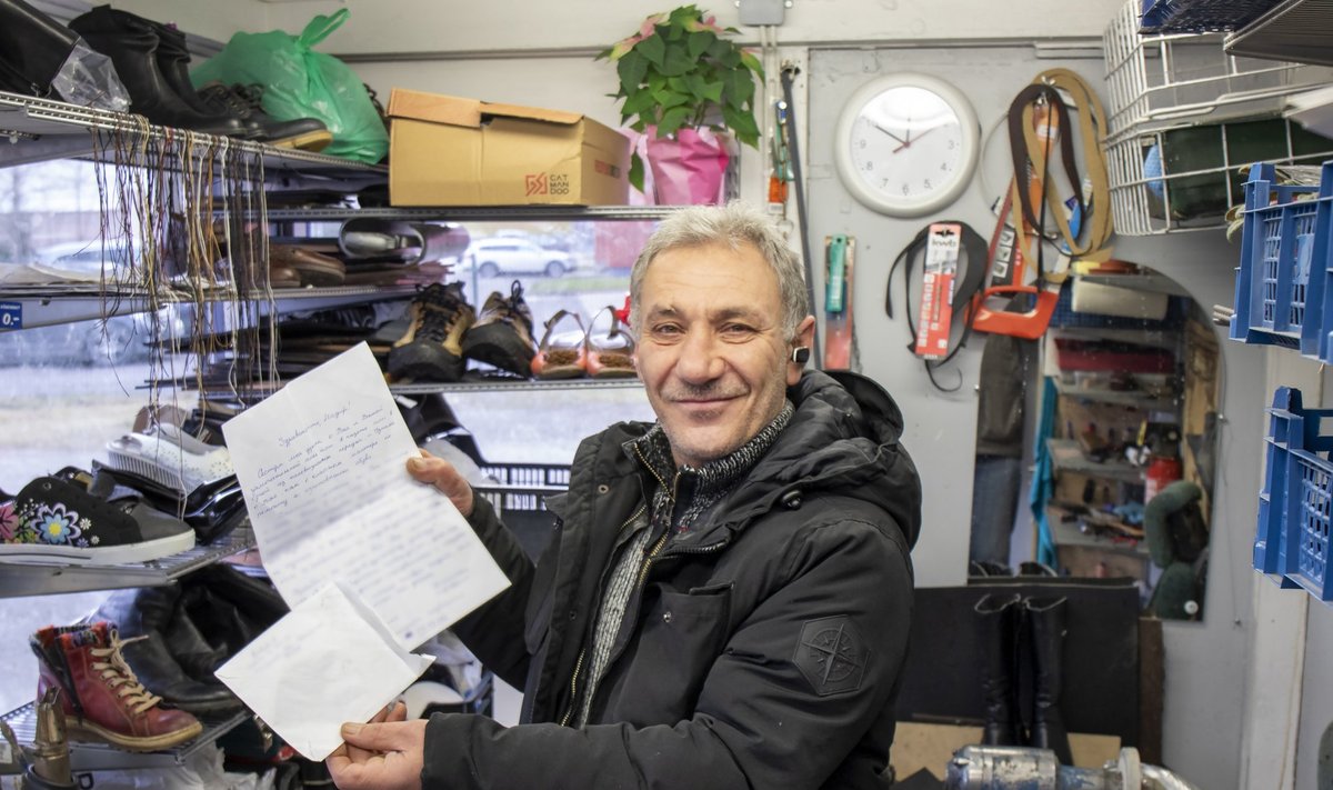 Kingsepp Nadir Sadigov oma leheputkast töökojas näitamas Haapsalust saabunud kirja.